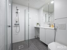Lattialämmityksellä varustetussa kylpyhuone/WC-tilassa on tilaa myös perheen pyykkihuollolle.