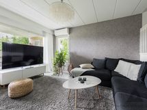 Oleskelutilan vieressä korotettu takkahuonetila