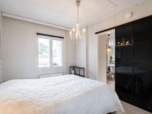 Tilan saa suljettua tyylikkäällä, mustalla liukuovella