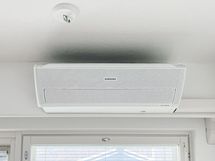 Asunnon varusteisiin lukeutuu viilentävä ilmalämpöpumppu.