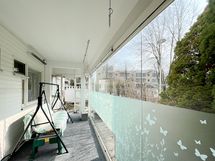 Katettu eteläterassi on viheraidan suojassa ja se on oivallinen paikka vilvoittautua saunan jälkeen.