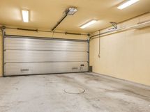Autotalli kahdelle autolle