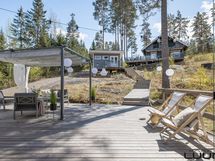 Saunarakennuksen ulkoterassi ja pergola