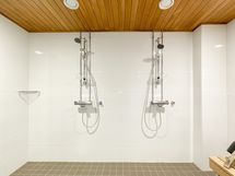 Saunan yhteydessä olevassa kylpyhuoneessa on tarjolla useampi suihku.