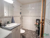 Pesuhuoneessa on tilaa myös pyykkikoneelle