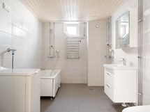 tilava kylpyhuone, ei saunaa