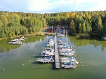 Myyjän kuva, Långvikin venekerhon venesatamasta.