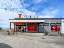 Lähin kauppa sijaitsee aivan vieressä ja kauppakeskus Saari noin 3 km päässä
