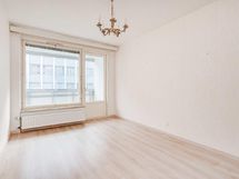 Makuuhuoneesta kulku lasitetulle parvekkeelle.