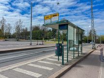 Bussi- ja raitiovaunupysäkki Linnanmäen edustalla, noin sadan metrin päässä tästä kodista.