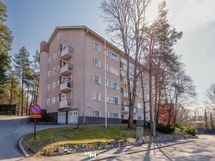 Hyväkuntoinen talo seisoo ylväänä mäen päällä isohkolla omalla tontilla.