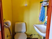 Autotalliin tehty huoneen wc