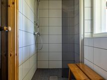 Talousrakennuksen pesuhuoneen yhteydessä on sauna