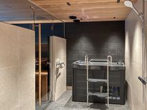 Talossa on sauna, jonka yhteydessä kylmäallas!