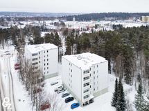 Autoille on yhtiössä hyvin tilaa asukkailla ja kadun varressa vierailijoille!