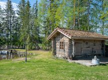 Pihan savusauna uimalammen vieressä