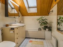 Yläkerran kylpyhuone