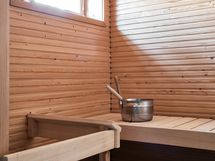 Oma sauna ikkunalla.