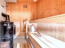 Alakerran sauna sähkö/ puukiukaalla.