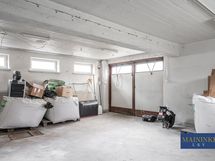 Huoneiston autotallia voi myös käyttää varastointitilana.