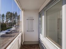 Olohuoneen jatkeena lasitettu parveke