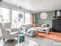 Tilava, valoisa olohuone / Rymligt, ljust vardagsrum