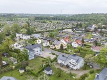 Taustalla näkyy Pakilan siirtolapuutarha-alue