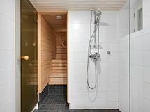 Kellarissa suihku ja sauna