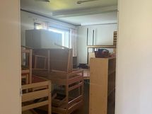 Neuvolarakennus, toinen puoli on tyhjillään ja remontoitava.