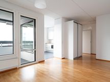 Avara ja valoisa olohuone, josta yhteys keittiöön ja parvekkeelle.