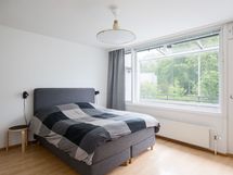 Yläkerran makuuhuoneesta käynti parvekkeelle