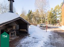 Taloyhtiön pihalla on grilli asukkaiden käytössä