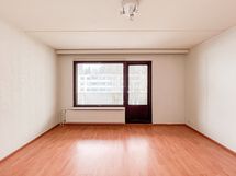 Olohuoneesta on käynti lounaan puoleiselle avoparvekkeelle, josta avautuu näkymä Vuorikadulle.