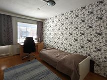 Yläkerran makuuh. 4