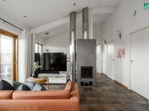 Yläkerran aulatilassa varaava takka