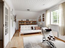 Yläkerran hulppean kokoinen makuuhuone