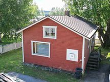 Yritystila pihalta päin
