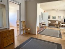 Kolmion eteisestä käynti olohuoneeseen ja toiseen makuuhuoneeseen
