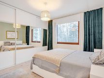 Tilava päämakuuhuone ja koko seinän mittainen liukuovikaapisto
