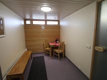 Taloyhtiön saunatilan pukuhuone