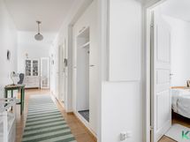 Selkeä ja tilava eteiskäytävä.