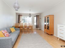 Olohuone, josta pääsy lasitetulle parvekkeelle