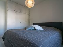 Päämakuuhuone jossa kiinteä kaapisto