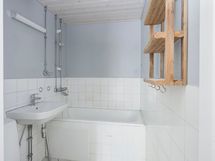 Kylpyhuone vaatii remontin.