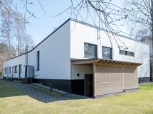 Iso tasainen vehreä tontti