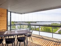 Taloyhtiön kerhotilan parveke