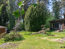 Takapiha on iso ja loivasti viettävä