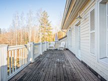 Yläkerran parveke toiseen suuntaan katsottuna