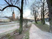 Aurajoen rantaan kävelee hetkessä.