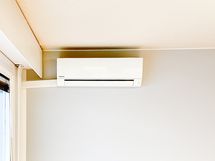 Kodissa on viilentävä ilmalämpöpumppu.